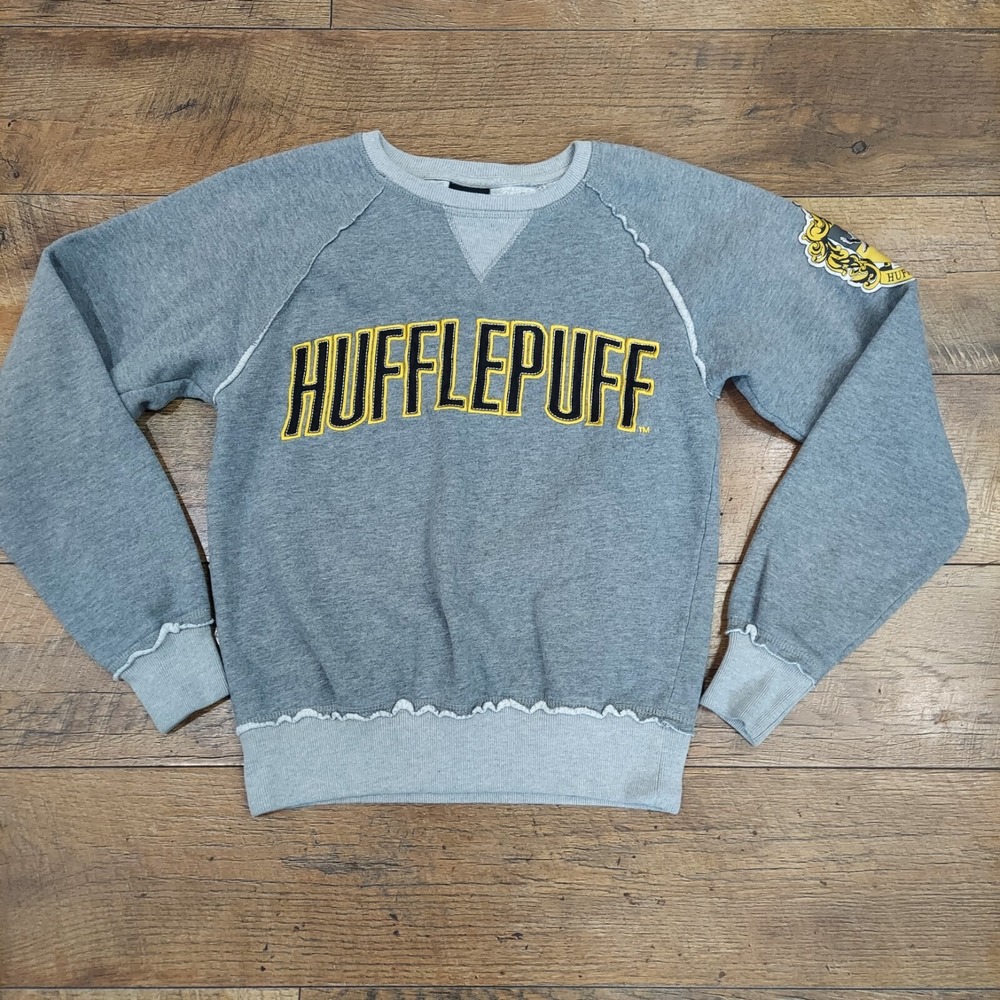 Universal Studios Harry Potter Women's‎ XS Gray Hufflepuff Crest Sweatshirt